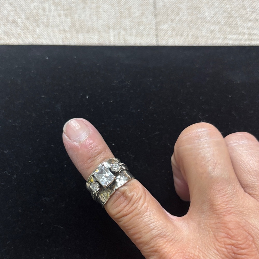 Stunning Silver Women's Ring with Crystal Accents - Picture 2 of 5